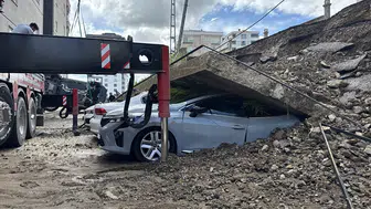 Samsun'da istinat duvarı yıkıldı: 4 araç hasar gördü!