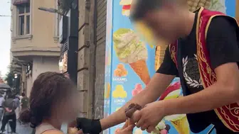 Beyoğlu’nda tepki çeken külah oyunu: Kadın turisti taciz eden dondurmacı mühürlendi