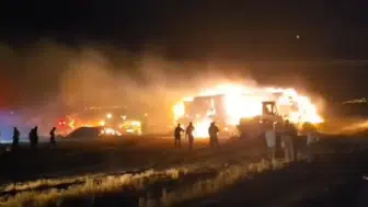Siirt'in Kurtalan ilçesindeki saman yangına müdahale sürüyor