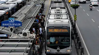 Bahçelievler'de metrobüs yangını!