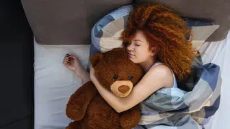 Peluş oyuncaklarla uyumak psikolojik bir sorun mu?