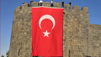Diyarbakır Surları'nda Ay Yıldız dalgalandı