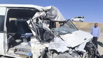 Van'da kamyonla çarpışan minibüs hurdaya döndü