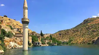 Halfeti’de tehlikeli anlar! Restoran nehirde sürüklendi
