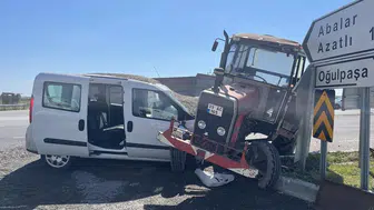 Edirne'de otomobil ile traktör çarpıştı: 3 ölü