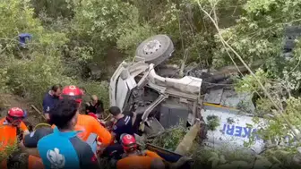 Yangına giden su tankeri uçuruma yuvarlandı