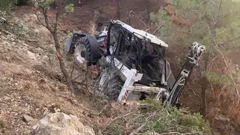 Çorum'da sürücüsüz iş makinesi şarampole yuvarlandı