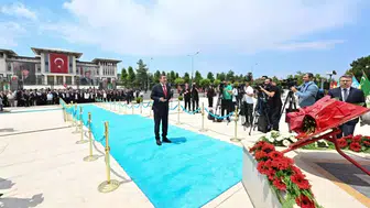 Cumhurbaşkanı Yardımcısı Yılmaz'dan 15 Temmuz Şehitler Anıtı’na çelenk takdimi