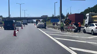 Otomobil ile motosiklet çarpıştı! Metrelerce sürüklendi
