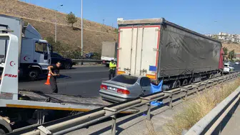 İzmir'de otomobil, tıra ok gibi saplandı