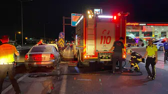 Kocaeli'de otomobil bariyerlere saplandı: Sürücü burnu kanamadan çıktı