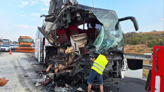 Mersin'de yolcu otobüsü tıra çarptı: 9 kişi yaralandı
