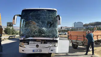 Kırıkkale'de yolcu otobüsü ile traktör çarpıştı: 4 yaralı!