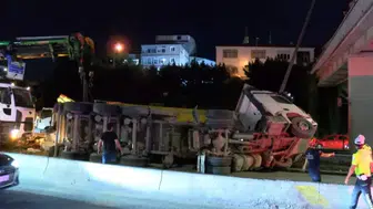 Kağıthane'de feci kaza! Hafriyat kamyonu bariyerlere çarpıp devrildi