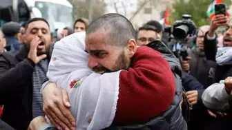 İsrail zulmüne maruz kalan 14 Filistinli esir serbest bırakıldı