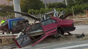 Bursa'da feci kaza! Otomobil bariyerlere saplandı: 1 ölü!