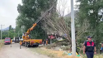 Burdur’da feci kaza: Dereye devrilen traktör can aldı