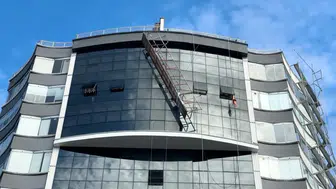 İskelenin halatı koptu, işçiler havada asılı kaldı!
