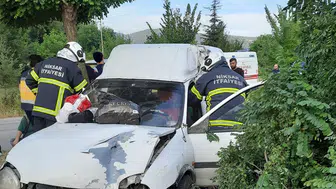 Tokat'ta feci kaza! Hafif ticari araç ağaca çarptı: 4 yaralı