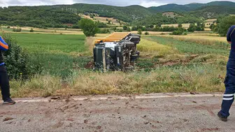 Tokat'ta feci kaza! Devrilen kamyonun sürücüsü can verdi!