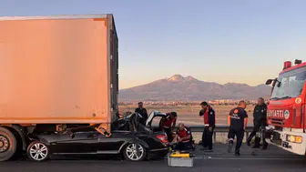 Kayseri'de kahreden kaza! Otomobil, tıra girdi: 1 ölü!