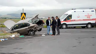 Kars'ta iki otomobil çarpıştı: 3 yaralı!