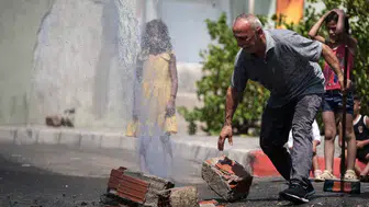 İzmir Karabağlar’da patlayan su borusu hala onarılmadı: Su boşa akıyor, mahalleli ayakta!