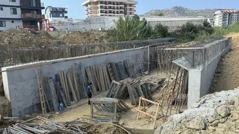 Antalya'da iş kazası: Köprü inşaatında düşen işçi ağır yaralandı