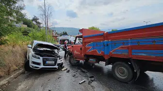 Sapanca’da kamyonet ile SUV çarpıştı
