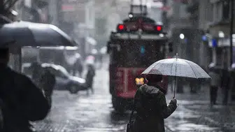 İstanbul’da şiddetli yağış alarmı: 58 ağaç devrildi, 6 araç hasar gördü!