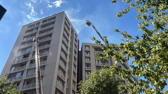Bağcılar’da 13 katlı binanın çatısında yangın