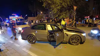 Edirne'de iki otomobil kafa kafaya çarpıştı: 3 kişi yaralandı