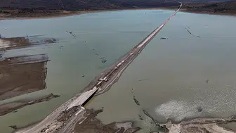 İzmir’de baraj kurudu, eski İzmir-Çeşme yolu ortaya çıktı