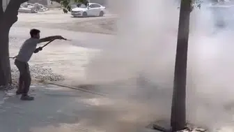 Alev alev yanan otomobili beton mikseri sürücüsü kurtardı!