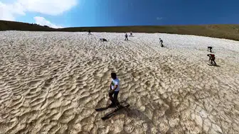 Ağustos sıcağında kar keyfi: Erzincan'da kayak sezonu hiç bitmiyor