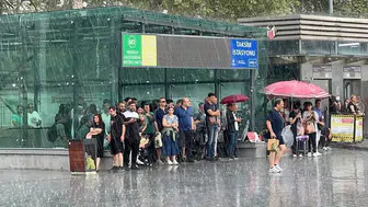 İstanbul'da sağanak yağış etkili oldu: Vatandaşlar zor anlar yaşadı