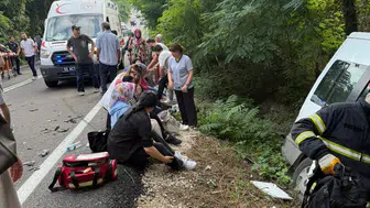Ordu'da servis minibüsü ile otomobil çarpıştı: 15 yaralı