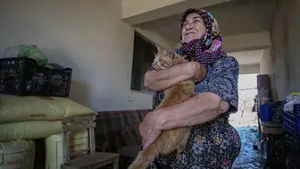 Çanakkale'de yangın sonrası kaybolan kedisine kavuşan kadının gözyaşları sel oldu