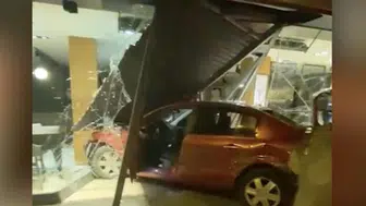 Ardahan'da bir otomobil iş yerine girdi