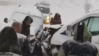 Hakkari'de kaza: Aşırı buzlanma yüzünden iki kamyonet çarpıştı!