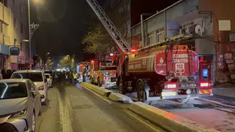 Beyoğlu'nda 4 katlı iş yerinin çatısı alev alev yandı