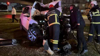 Aksaray'da direğe çarpan otomobilde yangın çıktı: Sürücü aracını bırakarak kaçtı