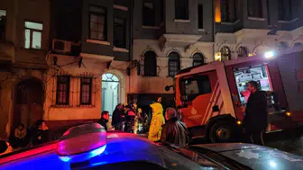 Beyoğlu'nda 4 katlı otelde yangın çıktı : 3 kişi mahsur kaldı