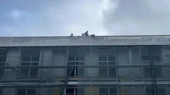 Bolu'da maaşlarını alamayan 8 işçi, inşaat çatısına çıktı