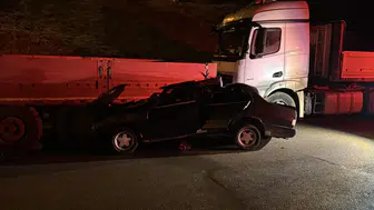 Karabük'te kaza: Otomobil tıra çarptı, 2 kişi yaralandı