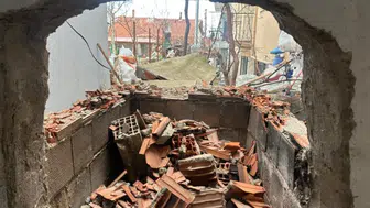 Uşak'ta bahçedeki fırını yakmak isteyen şahsın üzerine duvar devrildi