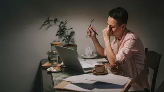 Geçim derdi kalbi yaşlandırıyor: Maddi stres tansiyon ve diyabet kadar tehlikeli çıktı!