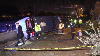 Adana'da yolcu otobüsü beton bariyerlere çarptı: 8 kişi yaralandı