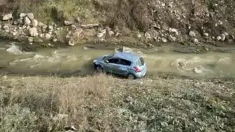 Bolu'da otomobil dereye uçtu: 3 kişi yaralandı
