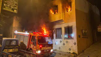 Aydın Kuşadası'nda yangın: Metruk bina alevlere teslim oldu